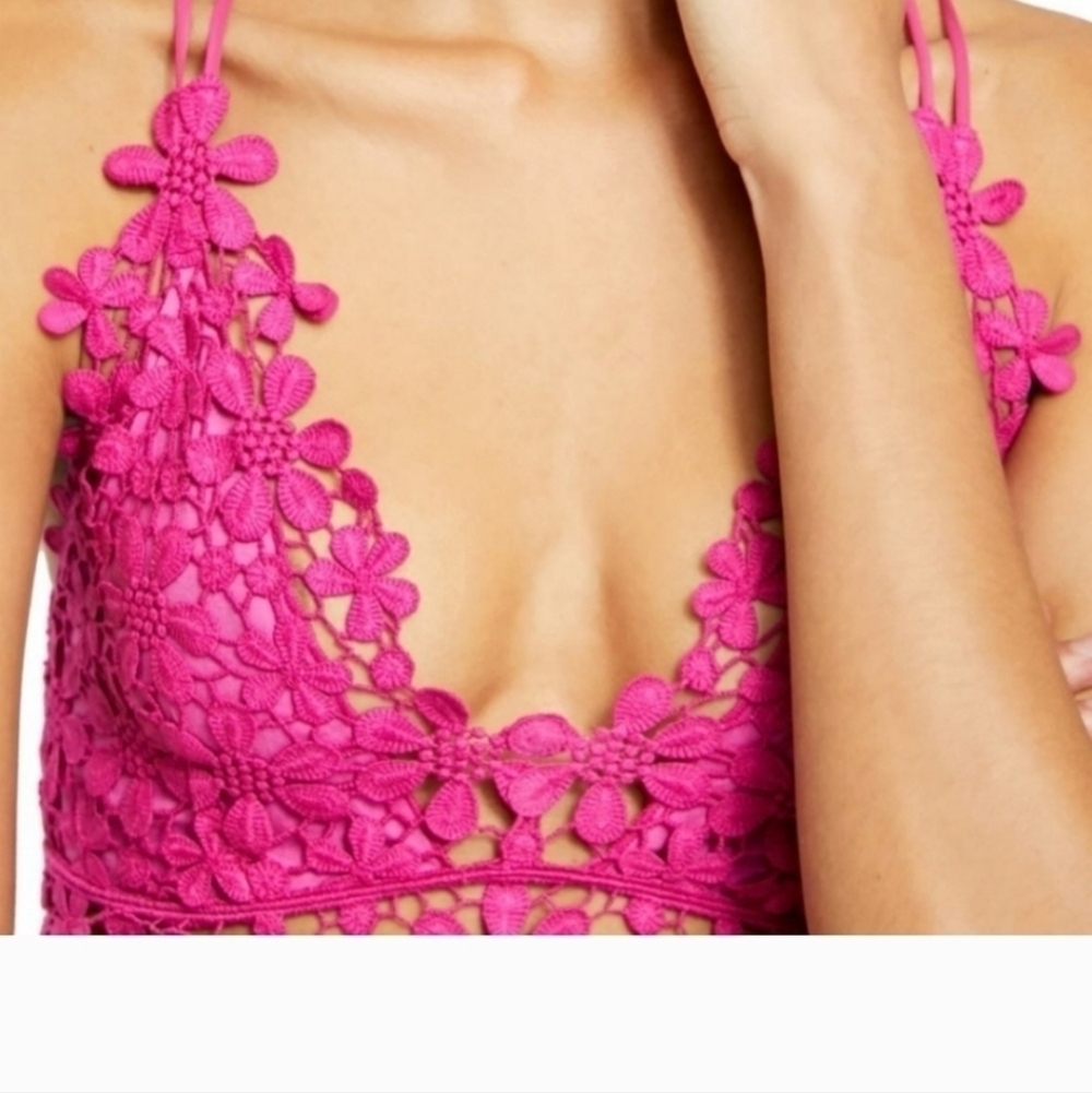 Free people  Miss Dazie ,intimates  Bralette. NWT berry color. Sz small.  Bra